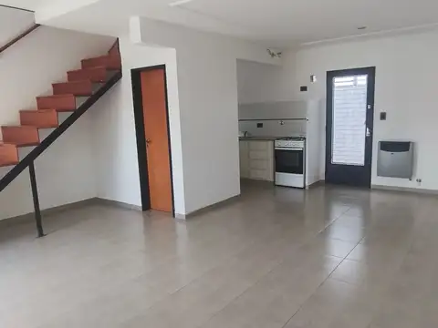 Dúplex en alquiler c/ cochera en los hornos