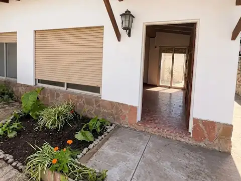 Alquilo casa- castelar norte