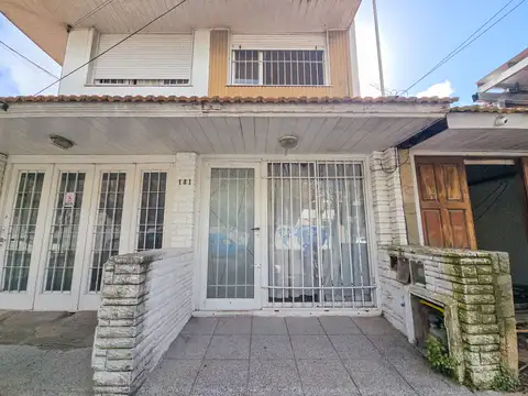 Local al frente con patio, en dos plantas 60m2- parque luro
