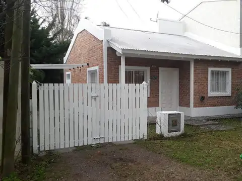 Casa alquiler 2 dormitorios, cochera y terreno 10 x 26 mts -90 mts 2- city bell