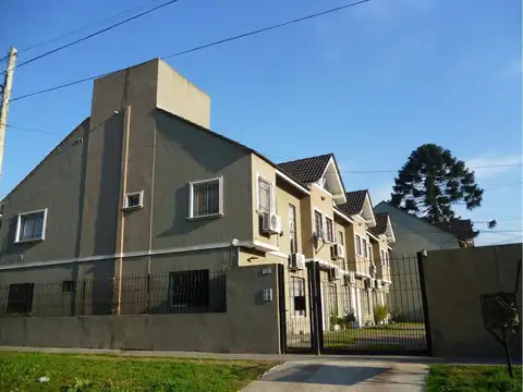 Excelente triplex en barrio cerrado