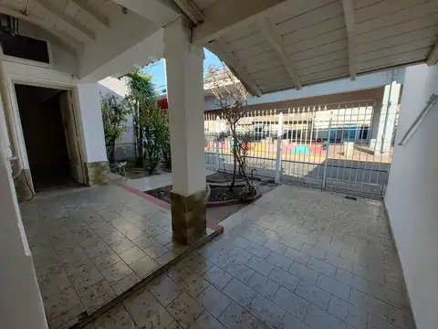 Casa t/chalet de 3 dorm. cochera, patio, quincho