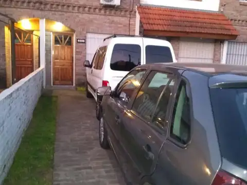 Excelente duplex 3 amb con ent. para 2 autos y 12 mts de parque