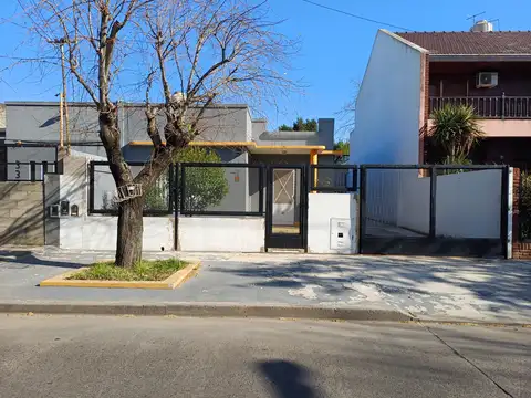 Casa de 4 ambientes en alquiler. cochera pasante. 3 dormitorios. baño. toilette. parque. posesion inmediata