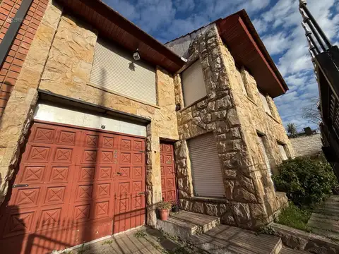 Casa en alquiler 4 ambientes con parque y cochera
