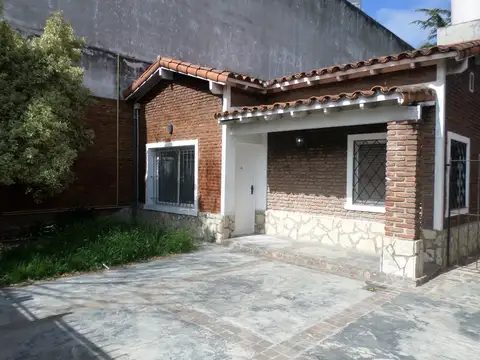Chalet 3 ambientes - jardín - cochera múltiple