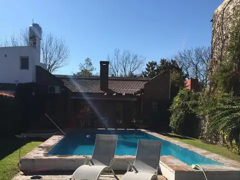 Casa en city bell en alquiler con parque y pileta