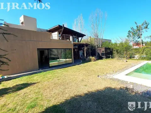 Casa en venta en lote interno con vista a laguna. santa catalina villanuva.