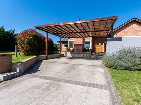Impecable casa con tres dormitorios. jardín. arenas del sur.