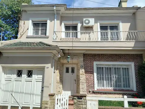 Excelente casa en dos plantas, tres dormitorios con garaje, terraza y jardín en zona residencial de olivos , entre avda. maipú y vías. cerca de todo