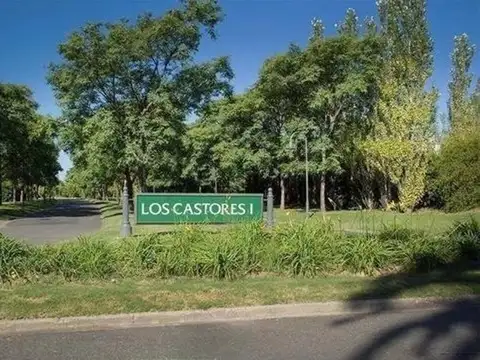 Castores casa francesa sobre lote arbolado