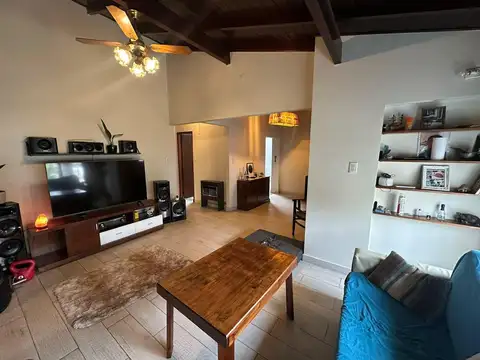En alquiler casa 5 amb, moderna con pileta, galeria y quincho