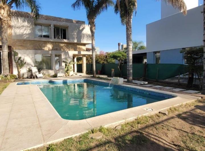 Casa · 300m² · 3 Ambientes · 2 Cocheras