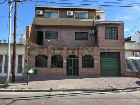 Venta gran ph de 8 ambientes de categoría, en villa maipú / permuta.