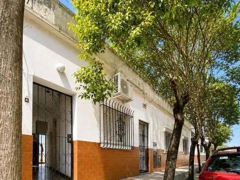 Venta casa tipo ph 3 ambientes, bernal.