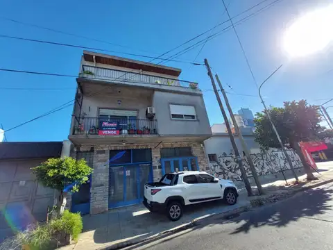 Tipo casa 5 ambientes con patio - balcon - terraza - parrilla - local/garage