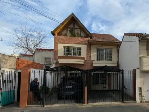 Venta dúplex de tres amb. con garaje y fondo libre. lanus o
