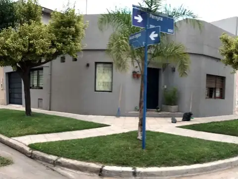 *hermosa casa ph de 3 amb. con cochera cubierta, patio y gran terraza propia con parrilla