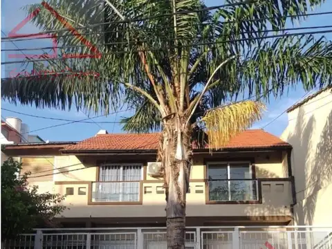 Excelente duplex de 3 ambientes con cochera  y patio totalmente reciclado a nuevo. venta directa