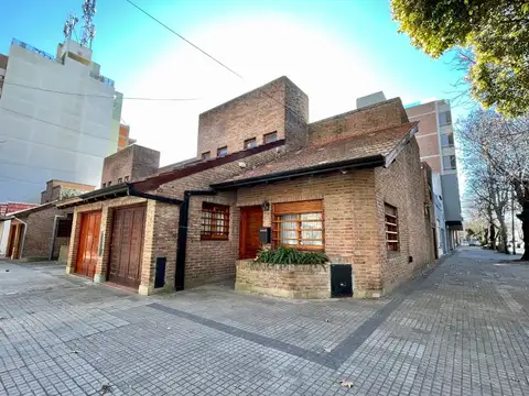 Casa de 3 dormitorios, cocheras y patio en venta