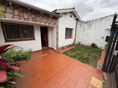 Muy buen ph de 3 ambientes con cochera, patio y jardín.