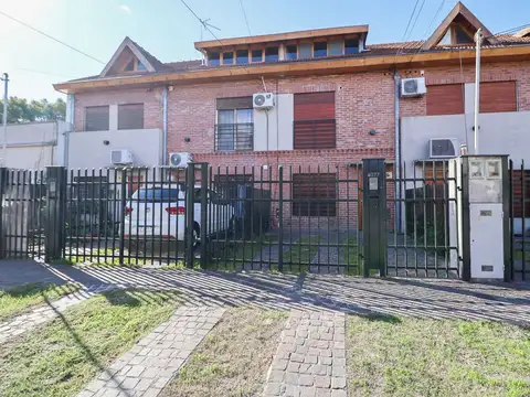 Venta casa duplex 4amb c/cochera - villa adelina