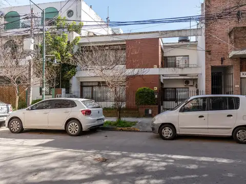 Simpático ph en venta con jardín a media cuadra de la av. santa fe, en martínez.