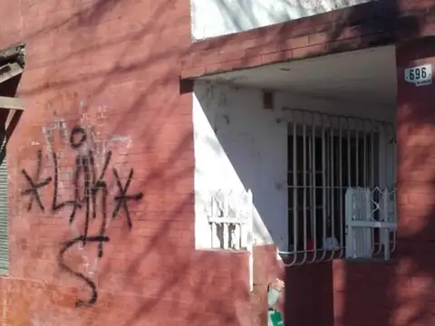 Casacon  2 dormitorios y amplio lote libre en el frente. ideal inversor