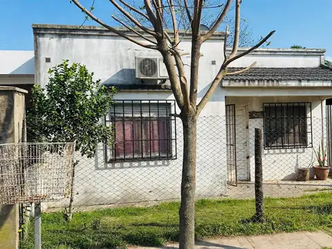 Venta casa 2 hab cochera amplio terreno