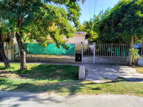 Casa venta la reja a refaccionar (2 casas)