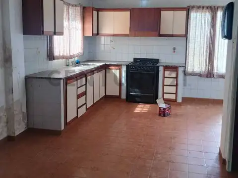 Casa a refaccionar en venta en los hornos