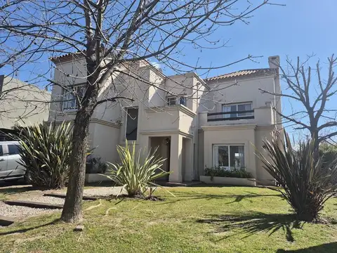 Venta casa a la laguna en san agustín muelle y amplios espacios exteriores. apto crédito.