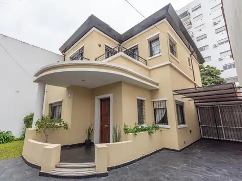 Casa en venta con 4 dormitorios,  que combina estilo clásico y moderno,  en la mejor zona de olivos
