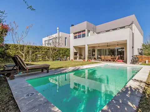 Casa con 4 dormitorios en lote interno - los alisos
