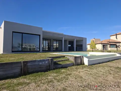 Casa a estrenar al rio con amarra propia excelentes terminaciones