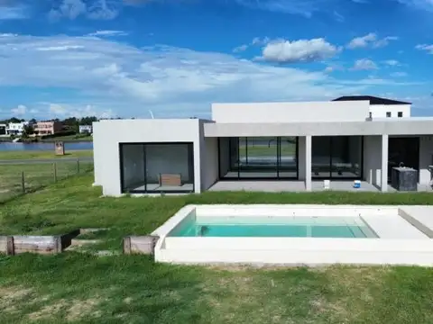 Venta casa 5 ambientes en naudir con salida al rio