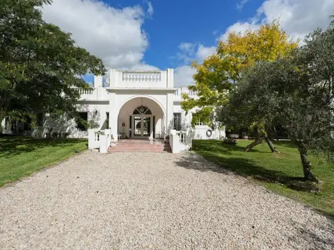 Vende casa de campo con gran parque (camposderoca)