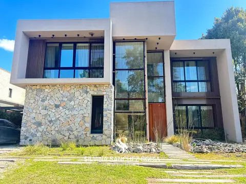 Casa en venta 5 ambientes fondo golf en los cardales country club