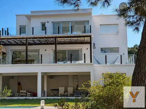 Casa en venta - 4 dormitorios 4 baños - 1300mts - costa esmeralda