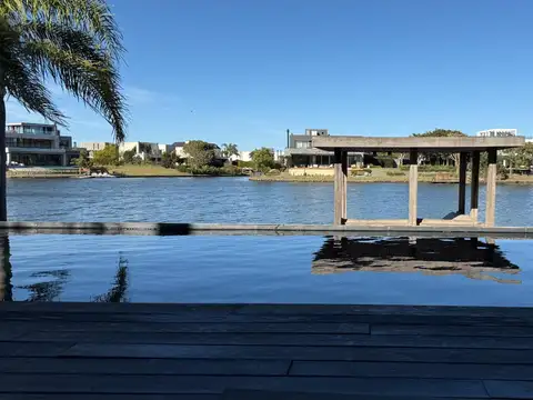 Casa de  diseño en venta a la laguna -  el golf nordelta