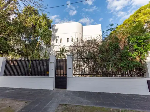 Casa en venta en la lucila, en barranca con vista al rio.
