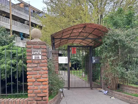 Departamento 3 ambientes - alquiler- edificio de 3 pisos- con jardines y reja perimeral