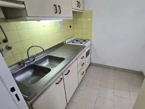 Alquiler de departamento 2 ambientes - excelente ubicación en caseros centro