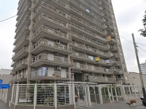 Alquilo en caseros amplio departamento de 1 ambiente divisible en 1er piso f: 8121