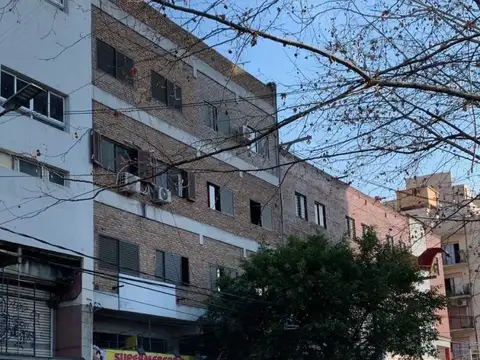Departamento 2 ambientes al frente sobre calle urquiza