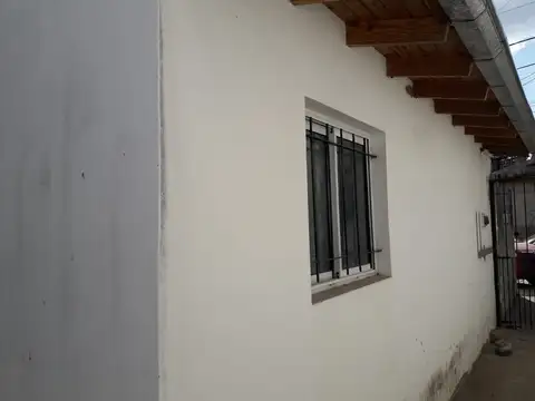 Moron sur- depto en ph ( casita) 2 ambientes- muy luminoso- con patiecito propio