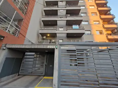 Alquiler de departamento 2 ambientes al frente en zona centro, caseros