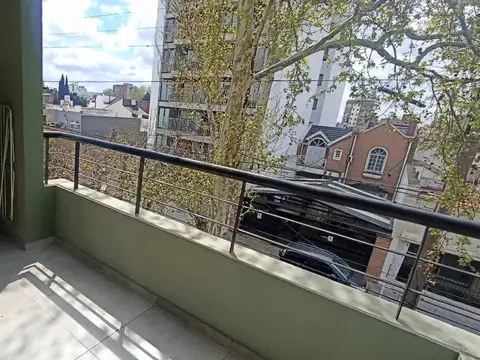 Monoambiente dividido con balcon al frente