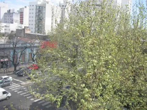 Al frente - living c/balcón y split -  dormitorio c/placard