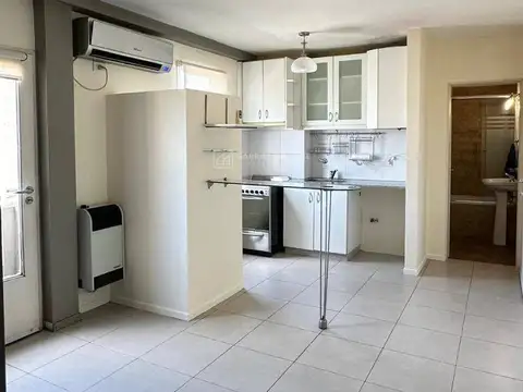 Alquiler de departamento 2 amb. con cochera en zona centro, tres de febrero
